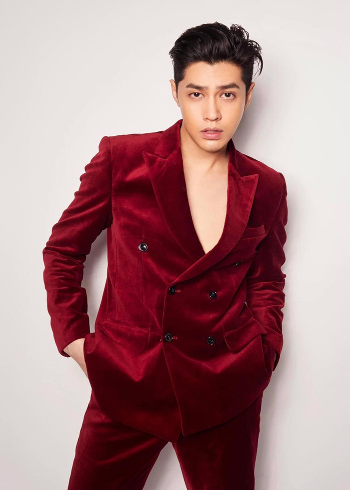 Noo Phước Thịnh là một trong những nghệ sĩ nam chăm diện mốt vest hở ngực.