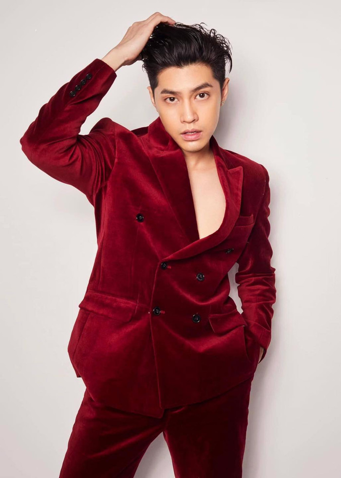 Noo Phước Thịnh diện vest hở ngực khoe sương sương body cũng khiến dân tình dành không ngớt lời khen. 