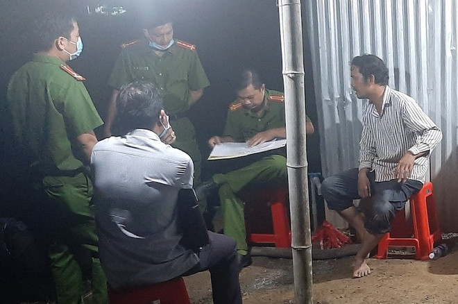 Cảnh sát khám nghiệm hiện trường tại căn nhà phát hiện thi thể nữ nạn nhân. Ảnh: A.Minh/Zing