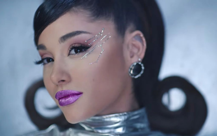 34+35: Ariana Grande xoạc cực đỉnh trong MV mới nhất Ảnh 2