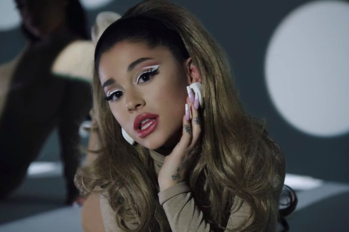 34+35: Ariana Grande xoạc cực đỉnh trong MV mới nhất Ảnh 16