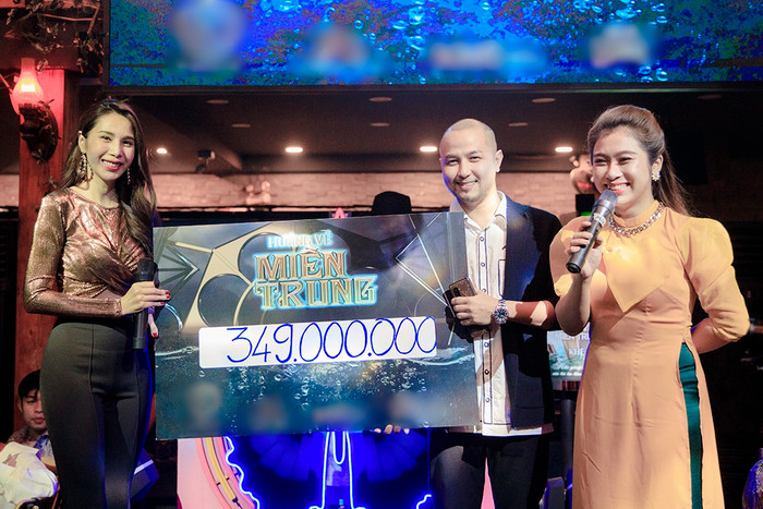 Vừa trình diễn xong chương trình gây quỹ, Thủy Tiên tức tốc bay ra Huế tiếp tục cứu trợ Ảnh 6