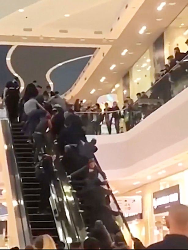 Hơn chục người đứng trên thang cuốn.&nbsp;