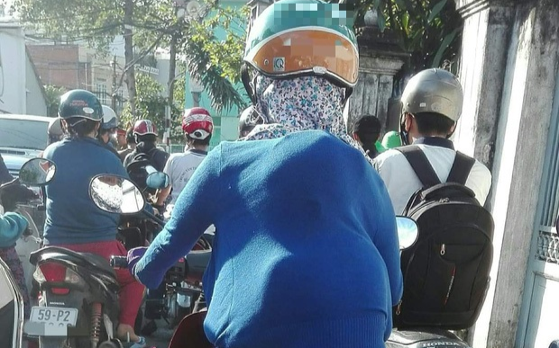 Sợ con say nắng, bà mẹ liền có hành động khiến nhiều người chú ý Ảnh 2