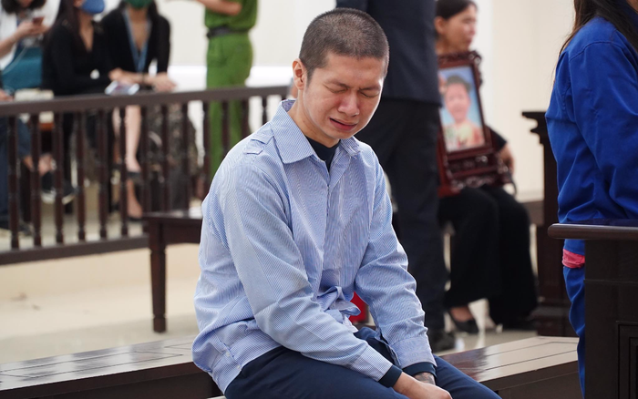 Nhìn di ảnh con gái, người mẹ cùng cha dượng ôm nhau bật khóc tại toà trước giờ tuyên án Ảnh 2
