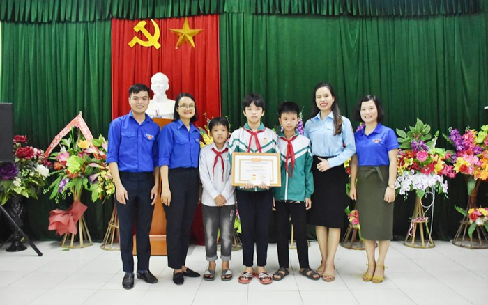 Trao tặng Huy hiệu 'Tuổi trẻ dũng cảm' cho nam sinh lớp 9 cứu 2 em nhỏ đuối nước Ảnh 2