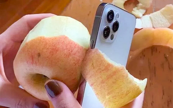 Xuất hiện hình ảnh cho thấy iPhone 12 sắc đến nỗi có thể gọt táo, người dùng lo lắng bị đứt tay Ảnh 2