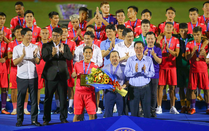 Vì sao đội bóng cũ của bầu Hiển chia tay tới 19 thành viên? Ảnh 2