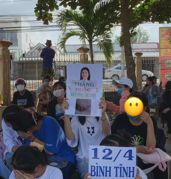 Bảng cổ vũ 'chất như nước cất' của các cô cậu học trò. Ảnh: Kim Ngân