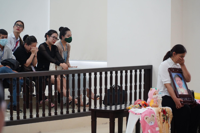 Bà Dự cùng nhiều người cũng không kìm được cảm xúc.
