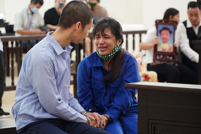 Lan Anh ngoảnh lại nhìn mẹ cùng di ảnh của con rồi bật khóc.