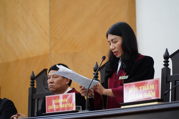 Chủ toạ phiên toà đọc bản án.