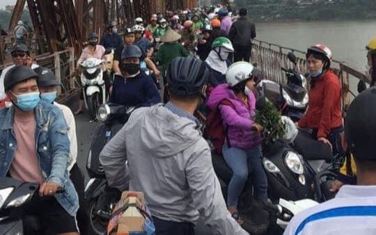 Sau cãi vã với người phụ nữ, người đàn ông bất ngờ trèo qua lan can nhảy xuống sông Hồng tự tử Ảnh 2