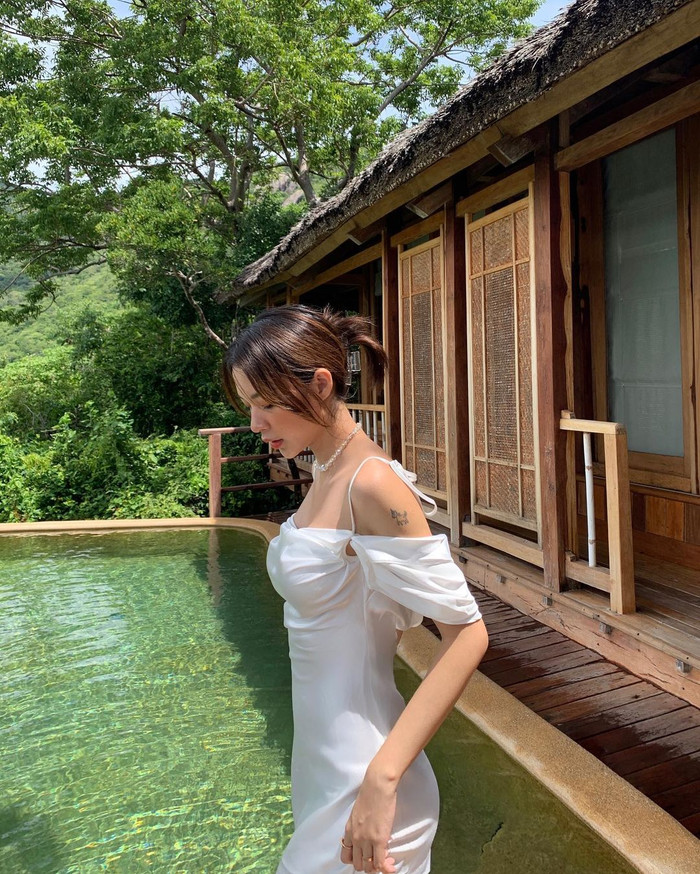 Phí Phương Anh thời gian này định hình cho mình phong cách gợi cảm, quyến rũ. Cô nàng chọn diện váy ôm, có phần tay rũ mềm mại kèm dây chuyền ngọc trai xu hướng. 