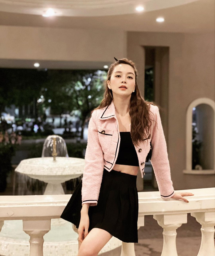 Thiều Bảo Trang thanh lịch, tinh tế cùng bộ cánh mang hơi hướng công sở nhưng cực kỳ trẻ trung. 