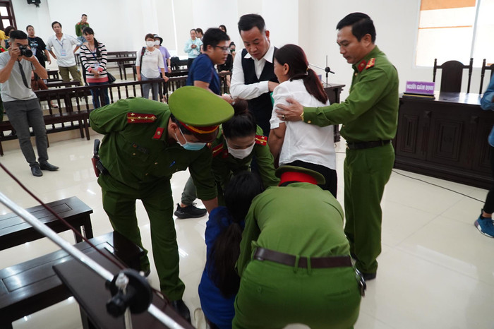 Lan Anh chắp tay xin lỗi mẹ và con gái.