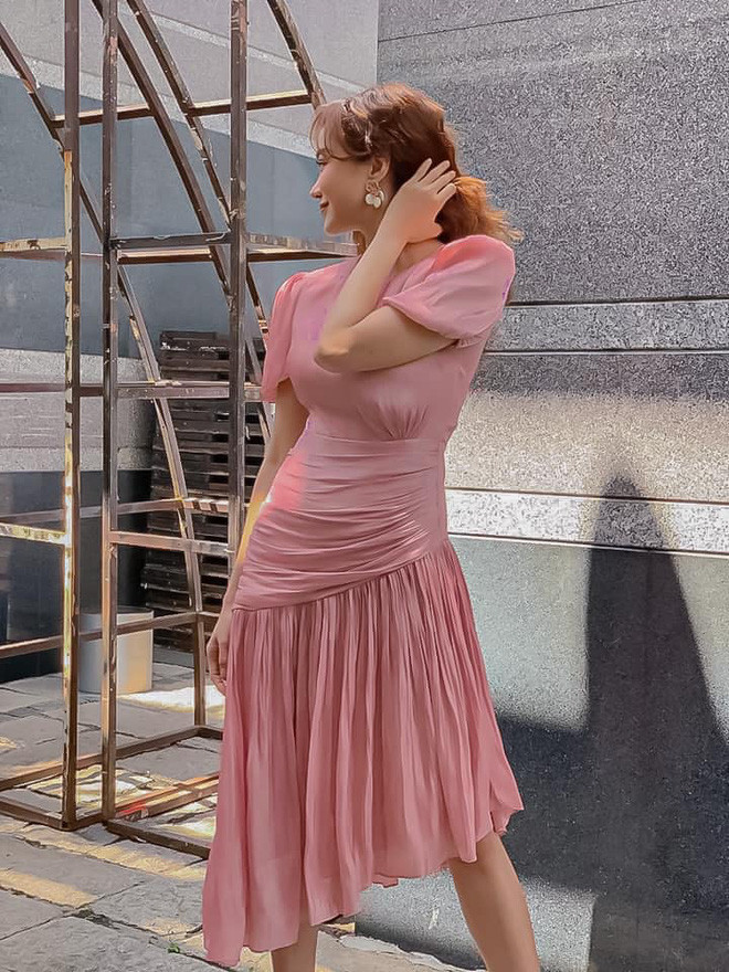 Kiều Ngân ưu ái sắc hồng rực rỡ, tươi trẻ khi xuống phố.&nbsp;