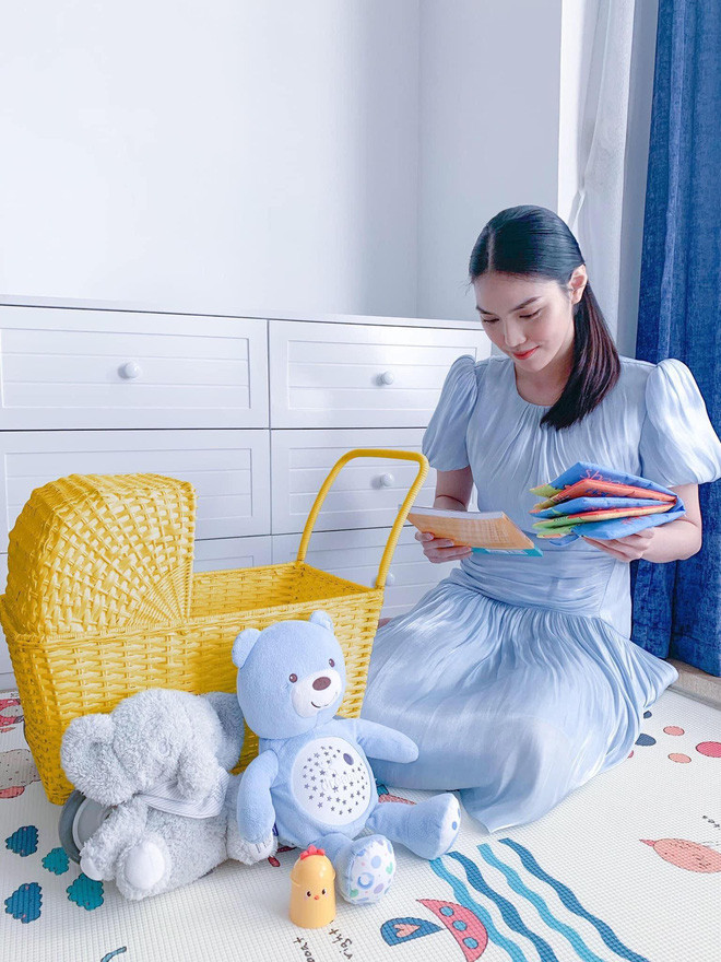 Lan Khuê mặc bộ váy này tại nhà khi chăm sóc gia đình. Cô chọn thiết kế mang tông màu xanh nhã nhặn, tinh giản.&nbsp;