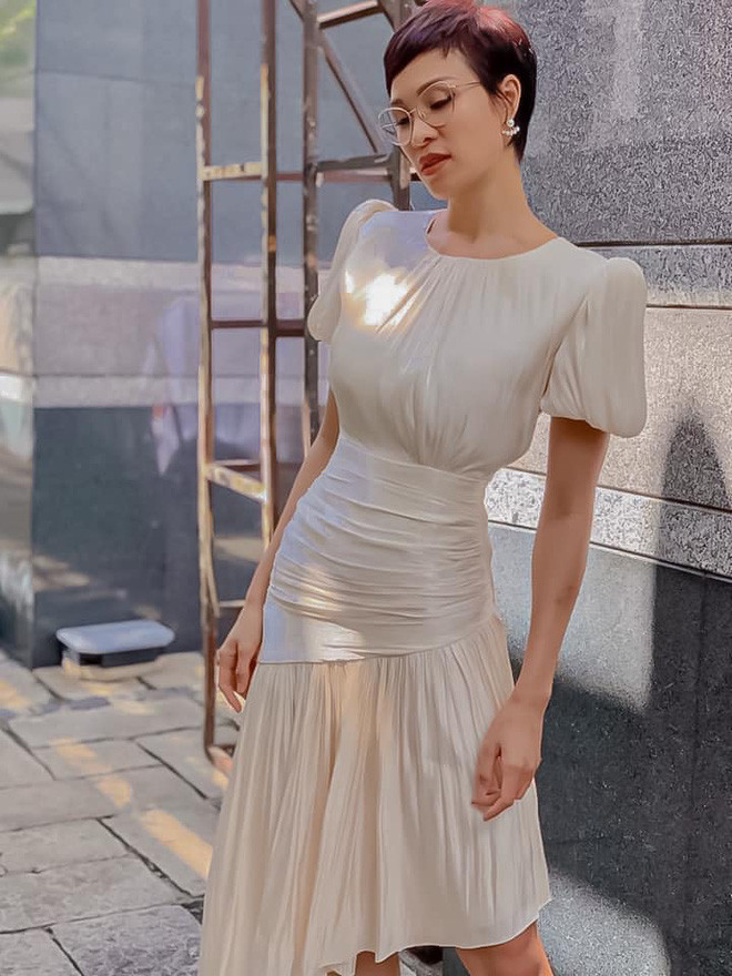 Mẫu váy này từng được Siêu mẫu Phương Mai diện rất đẹp, phần eo xếp nếp giúp tôn lên vòng 2 thon thả, nuột nà.&nbsp;