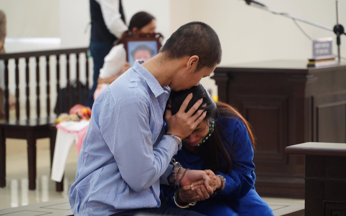 Nụ hôn tạm biệt của người cha dượng bị tuyên án tử hình sau bi kịch cùng vợ bạo hành con gái tử vong Ảnh 2