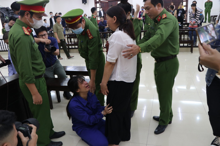 Lan Anh quỳ xin mẹ giảm án cho chồng.