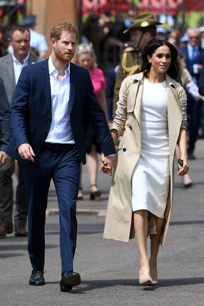  Lần đầu tiên xuất hiện sau thông báo mang thai, Markle mặc một chiếc váy có tên là ‘Blessed’ (Tạm dịch: được ban phước) của nhà thiết kế người Úc Karen Gee. 