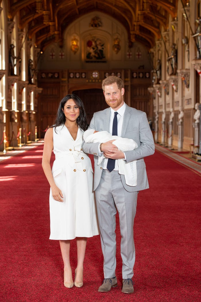 Khi giới thiệu bé Archie với thế giới vào năm 2019, Markle đã mặc một chiếc váy của nhà thiết kế hai chủng tộc Grace Wales Bonner. Cô muốn ám chỉ con trai mình mang hai dòng máu Anh - Mỹ. 