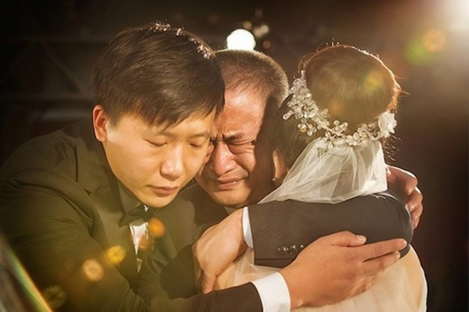 Người bố đã khóc khi chứng kiến con gái đi lấy chồng xa. Ảnh minh họa