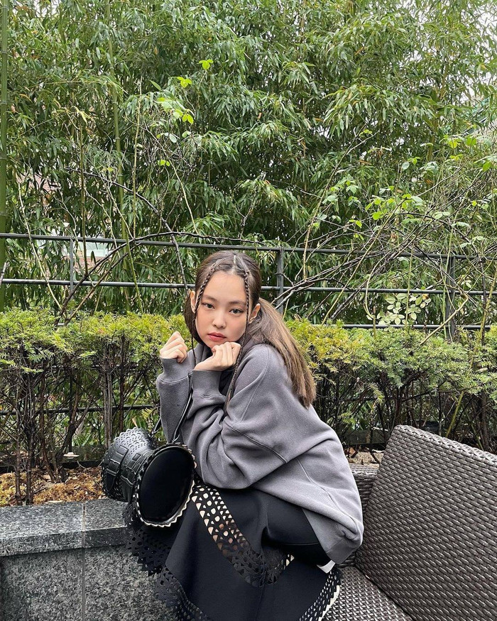 Nữ ca sĩ xứ Hàn chọn kiểu tóc thắt bím lạ mắt pose dáng vô cùng high fashion 