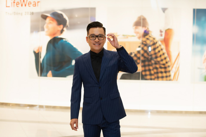 Trong khi Hương Baby diện váy xẻ ngực thì Tuấn Hưng trung thành với suit lịch lãm, tay đeo đồng hồ tiền tỷ