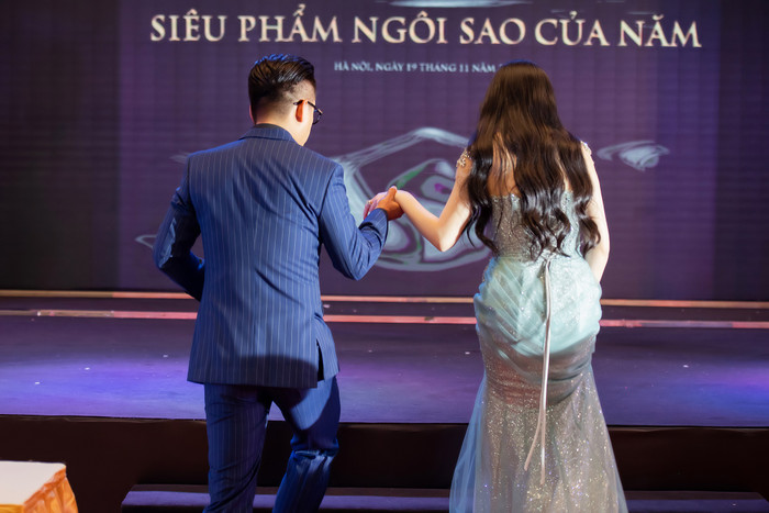 Hương Baby - Tuấn Hưng nắm tay nhau không rời tại sự kiện, liên tục trao ánh nhìn tình tứ