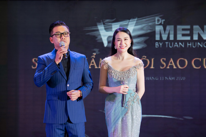 Cả hai mặc trang phục với gam màu đồng điệu nhau