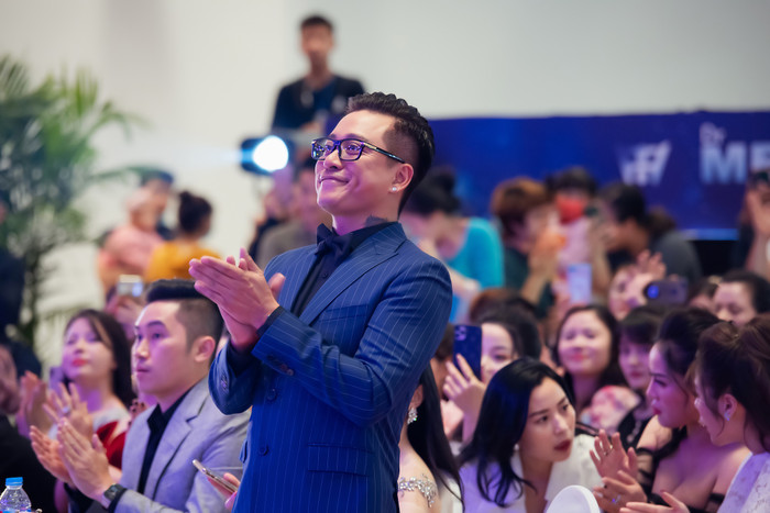 Nam ca sĩ cho biết, bằng kinh nghiệm lâu năm trên thương trường, Hương Baby là người đưa ra cho anh những lời khuyên để thương hiệu có các hành động mang tính đột phá, sáng tạo