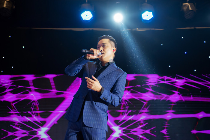 Tại sự kiện, Tuấn Hưng biểu diễn ba bài hát gắn liền với tên tuổi như Đam mê, Nắm lấy tay anh, Độc thoại