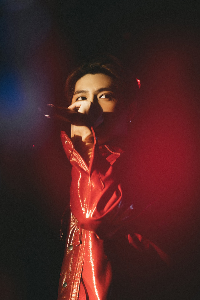 Noo Phước Thịnh lại khiến fan 'mất máu' khi chăm khoe body lấp ló trên sân khấu Ảnh 3