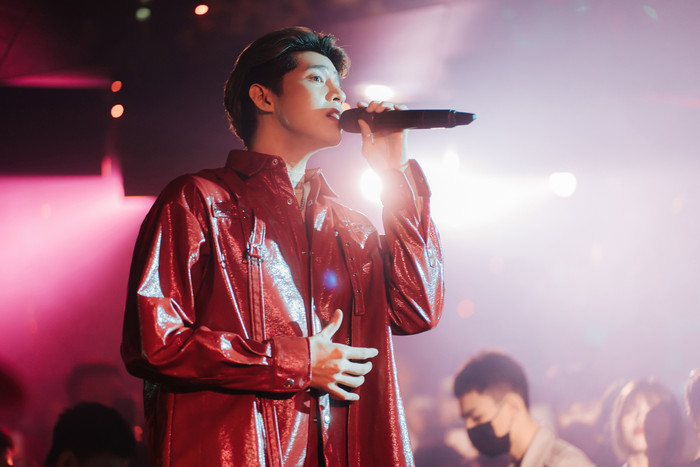 Noo Phước Thịnh lại khiến fan 'mất máu' khi chăm khoe body lấp ló trên sân khấu Ảnh 7