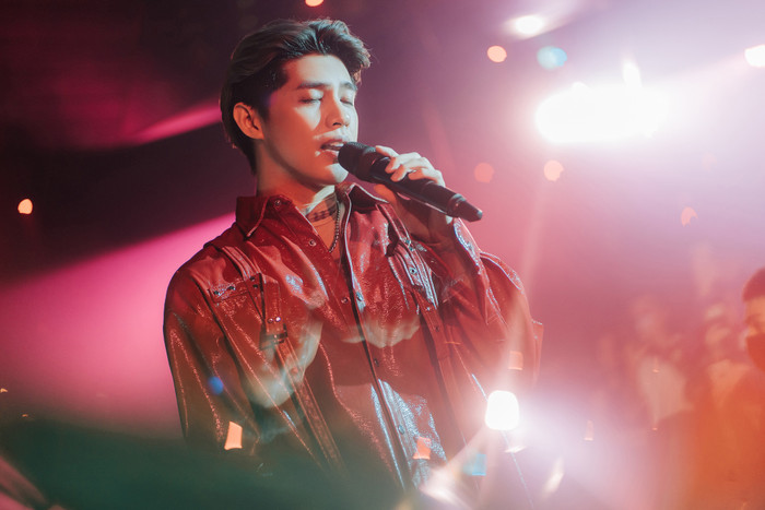 Noo Phước Thịnh lại khiến fan 'mất máu' khi chăm khoe body lấp ló trên sân khấu Ảnh 6