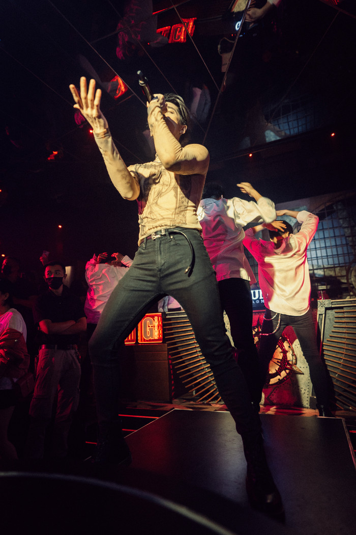 Noo Phước Thịnh lại khiến fan 'mất máu' khi chăm khoe body lấp ló trên sân khấu Ảnh 9