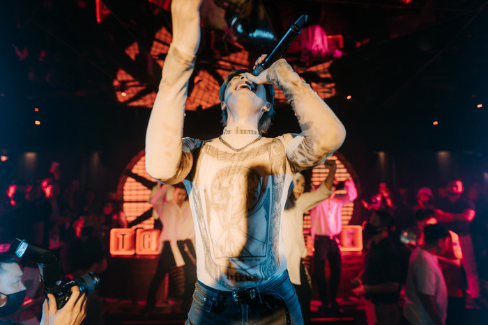 Noo Phước Thịnh lại khiến fan 'mất máu' khi chăm khoe body lấp ló trên sân khấu Ảnh 8