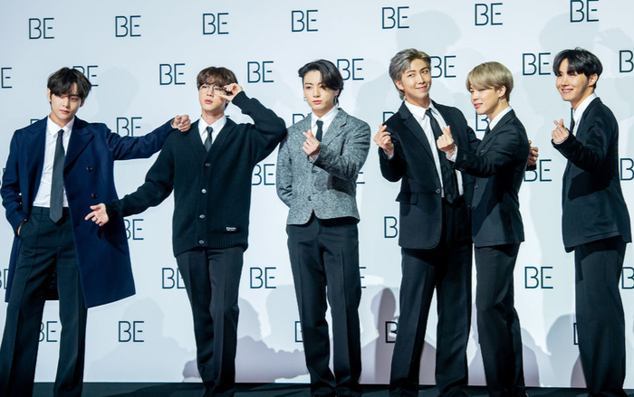 Họp báo thiếu Suga, BTS đẹp xuất thần: Jungkook đổi 'mốt', Jin chuẩn bị nhập ngũ Ảnh 2