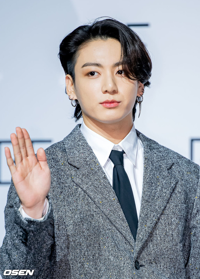 Họp báo thiếu Suga, BTS đẹp xuất thần: Jungkook đổi 'mốt', Jin chuẩn bị nhập ngũ Ảnh 28