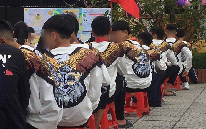 Nhóm nam sinh mặc loạt áo in hình đại bàng xuất hiện trong ngày Nhà giáo Việt Nam 20/11 gây phản cảm Ảnh 2