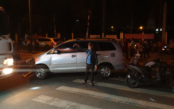 Lời khai tài xế ô tô 7 chỗ tông hàng loạt xe máy dừng chờ đèn đỏ ở TP.HCM Ảnh 2