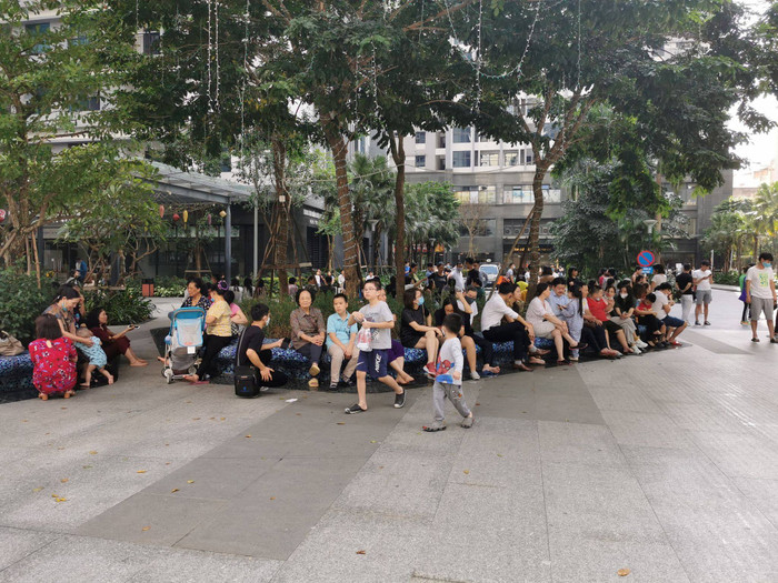 Người dân tháo chạy xuống sân chung cư