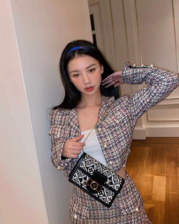 Amee trẻ trung, thời thượng, điểm nhấn nằm ở chiếc túi đeo chéo đắt giá. 