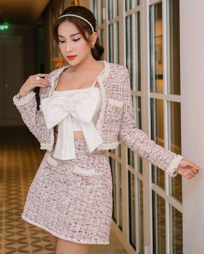 Khả Như vô cùng duyên dáng khi mĩ cùng áo croptop nơ voan.