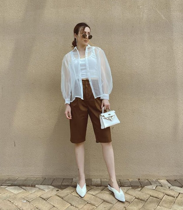 Yến Nhi lại mix thêm chemise xuyên thấu để trông kín đáo hơn. 