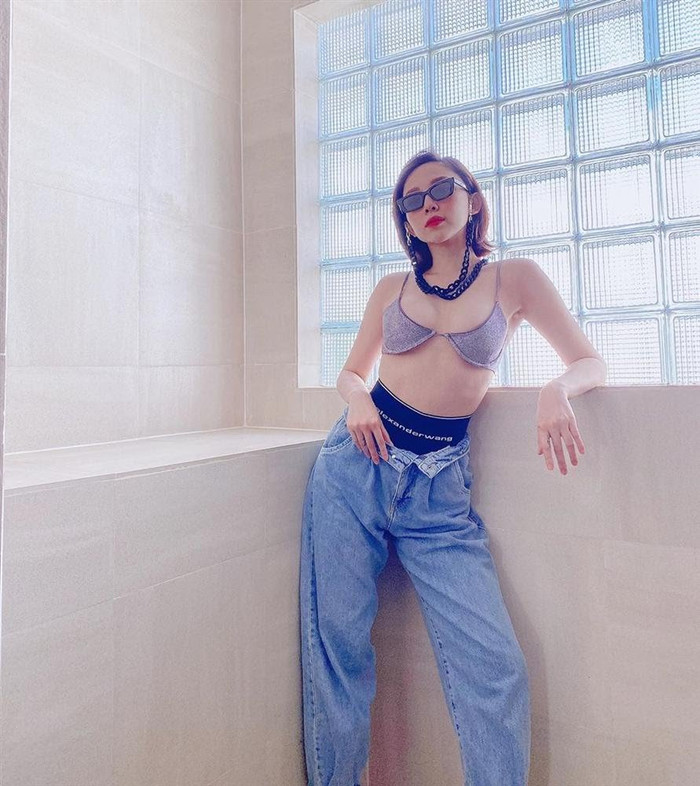 Một set đồ quyến rũ vô đối được nữ ca sĩ tự tin sử dụng. 