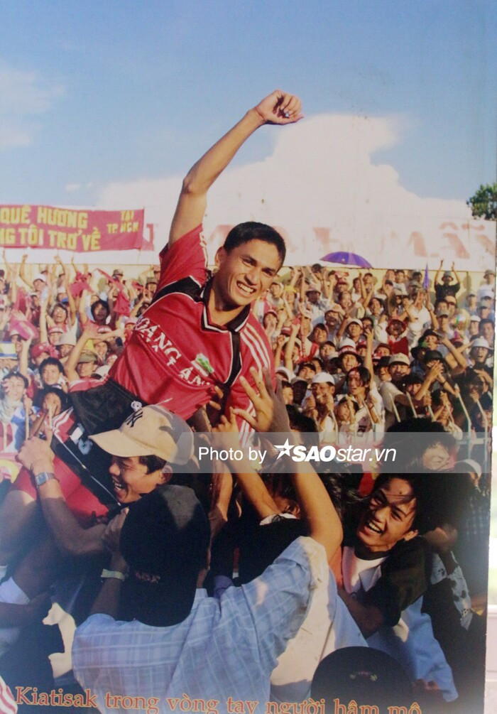 Kiatisak về HAGL với bản hợp đồng có thời hạn 2 năm. Ảnh được Saostar chụp lại ảnh tư liệu của phòng truyền thống CLB HAGL