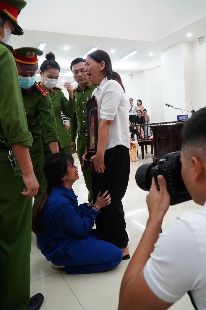Lan Anh quỳ khóc xin bà Dự giảm án cho chồng.